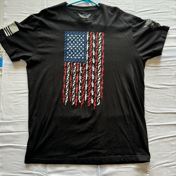 AMERICAN FLAG IN GUNS - PATRIOTIC COLORS SHORT SLEEVE Men Xl - Picture 1 of 8